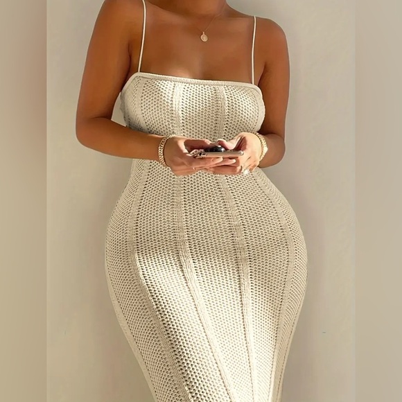 Spaghetti strap cut out back stunning - Picture 6 of 6